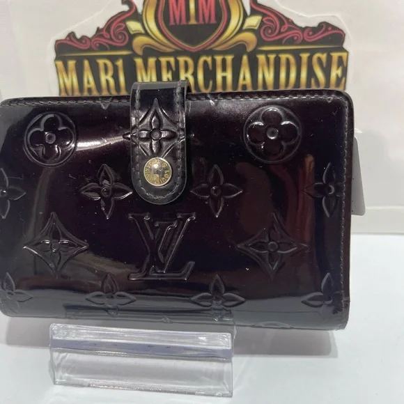 Louis Vuitton Kisslock Wallet in Amarante, preloved. - Picture 2 of 16